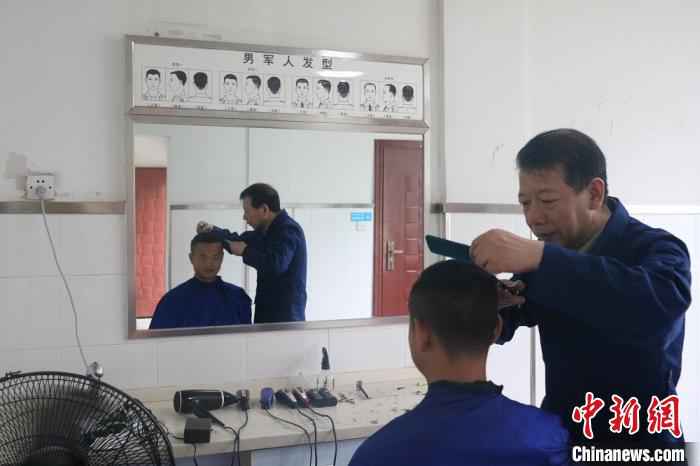 军营“特约理发师”：义务理发30载 道尽军民鱼