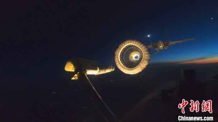 海军舰载战斗机完成夜间伙伴加油