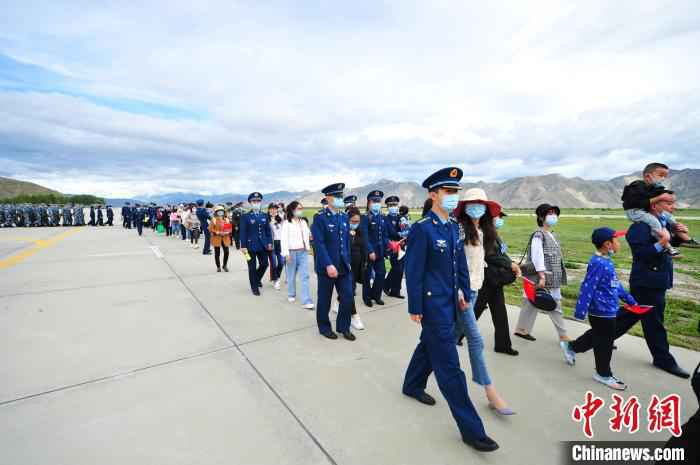 驻藏空军在拉萨举办第三届军营开放日 飞行训练