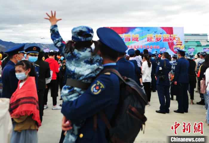 驻藏空军在拉萨举办第三届军营开放日 飞行训练