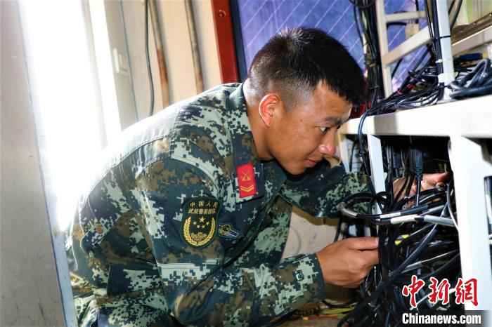 探访武警广西总队通信兵：喊哪儿哪儿应 随联随