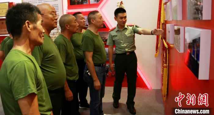 武警官兵感悟老兵精神 传承红色火炬