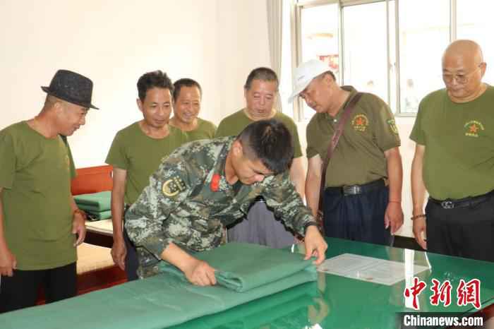 武警官兵感悟老兵精神 传承红色火炬