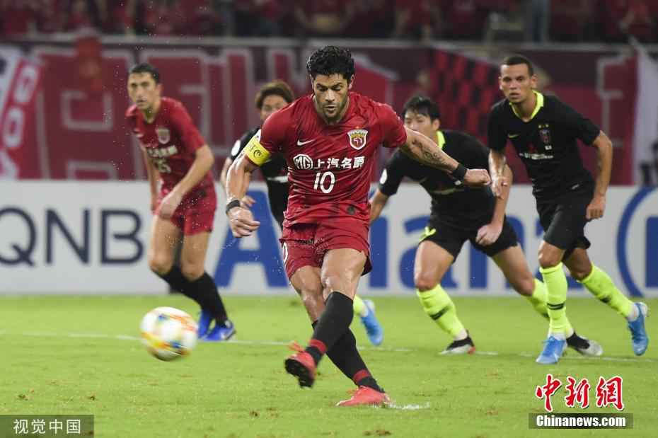 资料图：2019年8月27日，亚冠1/4决赛首回合，胡尔克点球梅开二度，上海上港主场2:2逼平浦和红钻，延续亚冠淘汰赛主场8场不败纪录，同时也是亚冠主场23场不败。图片来源：视觉中国