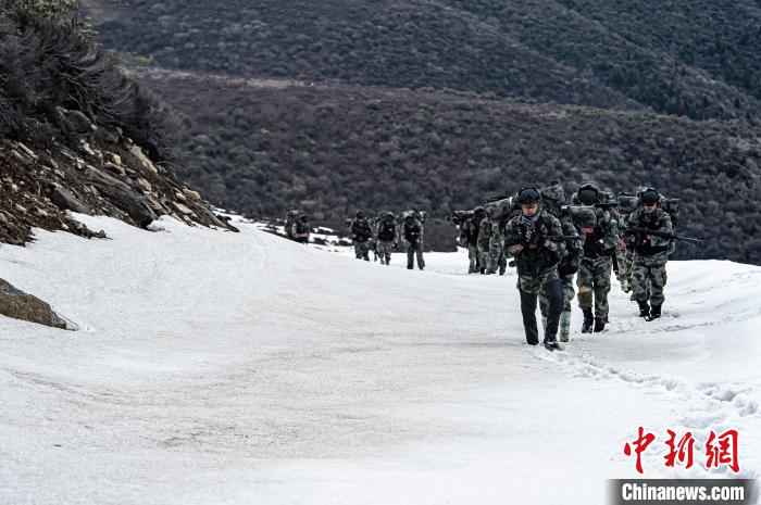 西藏军区某特战旅海拔5000米开展雪山重装行军训