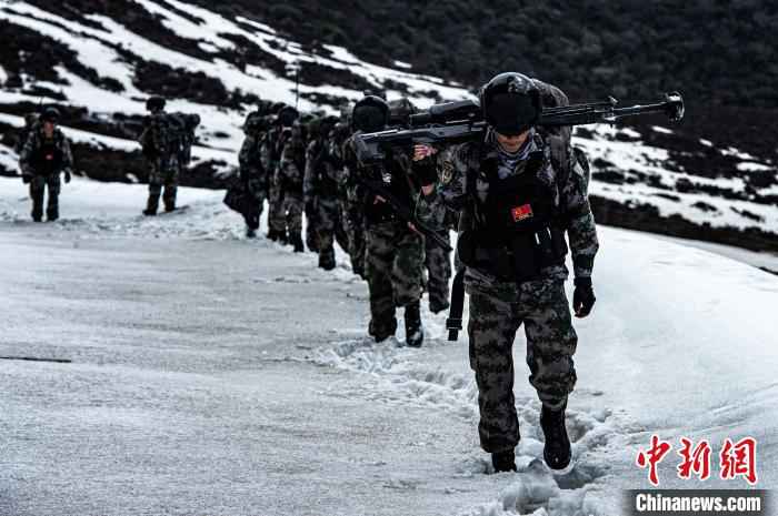 西藏军区某特战旅海拔5000米开展雪山重装行军训
