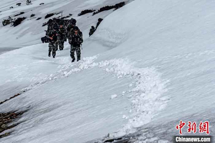 西藏军区某特战旅海拔5000米开展雪山重装行军训
