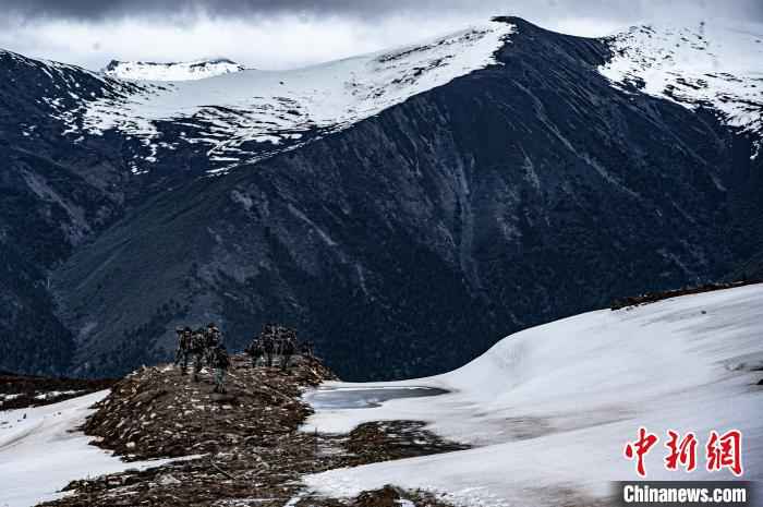 西藏军区某特战旅海拔5000米开展雪山重装行军训