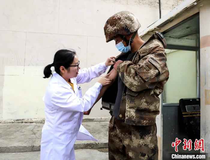 阿里援藏医生边关巡诊：普及防护知识 降低高原