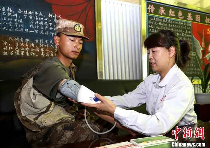 阿里援藏医生边关巡诊：普及防护知识 降低高原