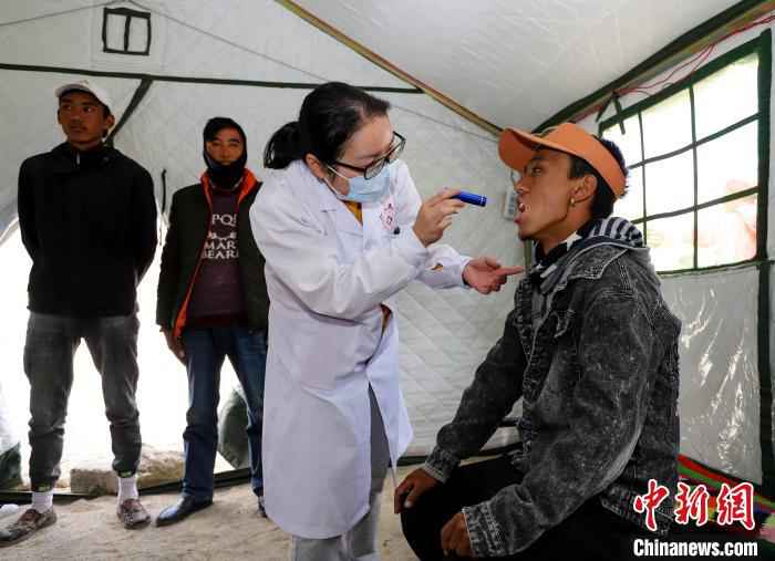 阿里援藏医生边关巡诊：普及防护知识 降低高原