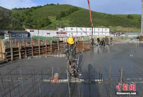 6月29日，工人在河北张家口崇礼太子城冰雪小镇内的施工现场忙碌。北京冬奥会张家口赛区的配套项目之一——崇礼太子城冰雪小镇在太子城奥运村和高铁站附近，连接张家口赛区云顶和古杨树两个竞赛场馆群，建成后将承担赛时核心区配套保障功能，提供冬奥颁奖、贵宾接待、交通换乘、休闲娱乐等服务。据悉，文创商街、会展酒店将作为小镇一期工程于2020年9月30日正式开放，迎接2021年冬奥会测试赛。2022年北京冬奥会各项筹办工作正在稳步推进。其中，张家口赛区的云顶滑雪公园U型槽、坡面障碍技巧、平行大回转3条赛道已建成，另外3条赛道将在今年底前建成，达到测试赛要求。古杨树场馆群的国家跳台滑雪中心、国家越野滑雪中心...