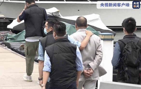 黎智英今日继续被香港警方押往西贡游艇会搜证