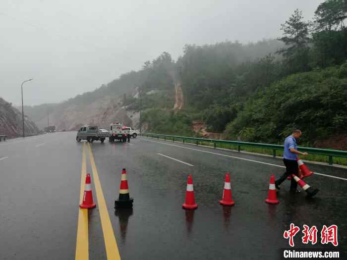 民警在塌方路段设置警戒带 李开明 摄