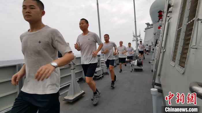 海军第35批护航编队开展群众性体能训练侧记