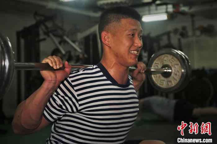 海军第35批护航编队开展群众性体能训练侧记