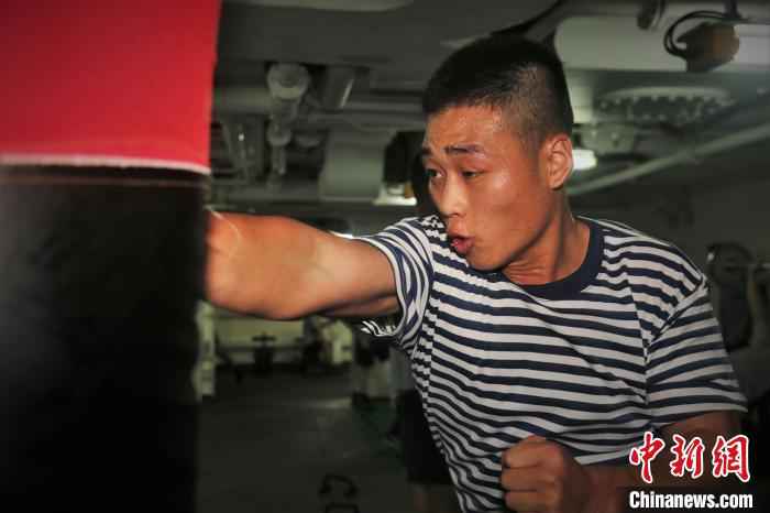 海军第35批护航编队开展群众性体能训练侧记