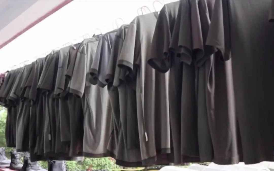 当小学教室住满抗洪“兵哥哥”，画风突变