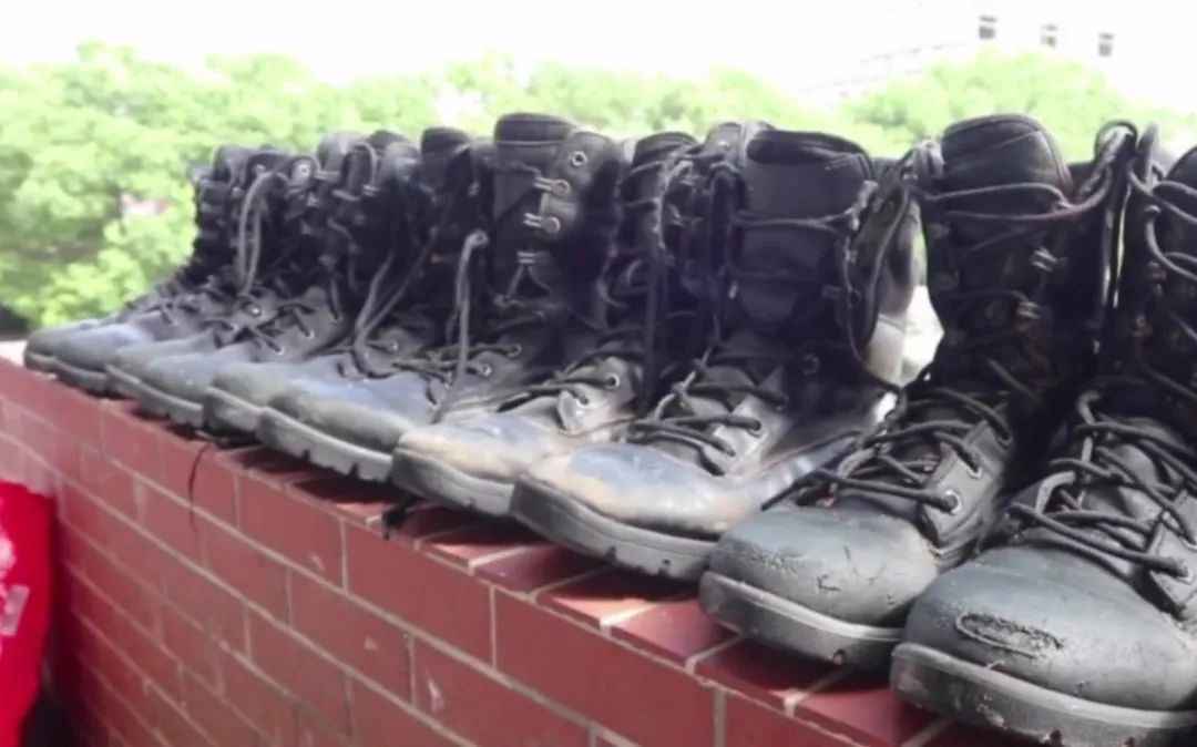 当小学教室住满抗洪“兵哥哥”，画风突变