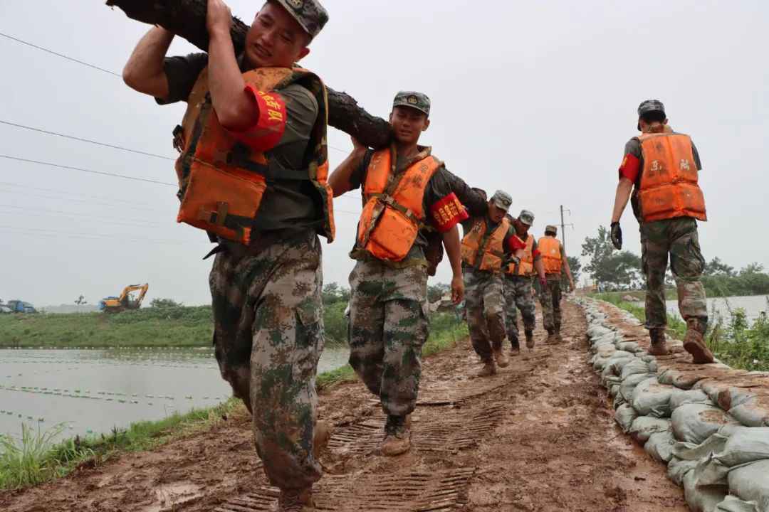 当小学教室住满抗洪“兵哥哥”，画风突变
