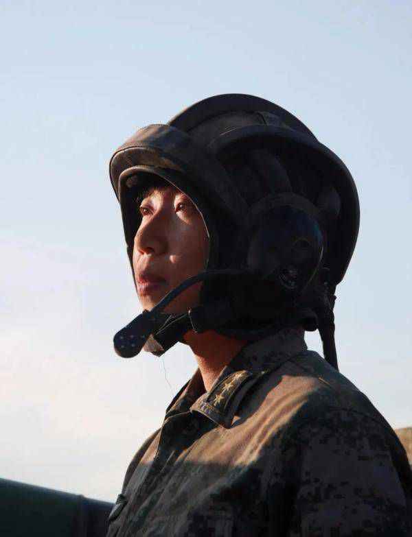 又美又飒！开坦克的“花木兰”，男兵连的女指