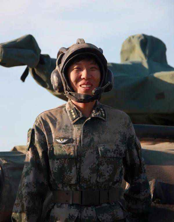 又美又飒！开坦克的“花木兰”，男兵连的女指