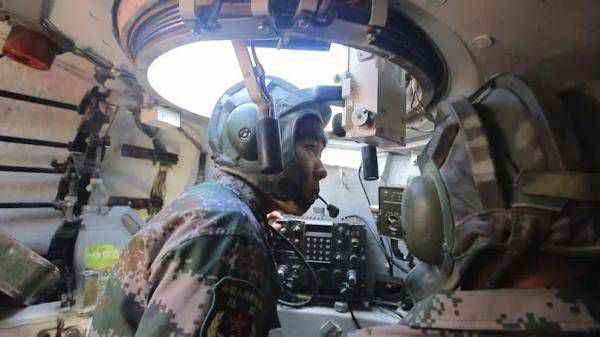 又美又飒！开坦克的“花木兰”，男兵连的女指