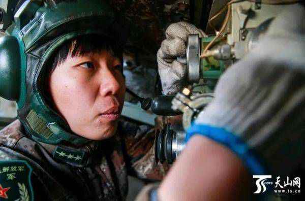 又美又飒！开坦克的“花木兰”，男兵连的女指