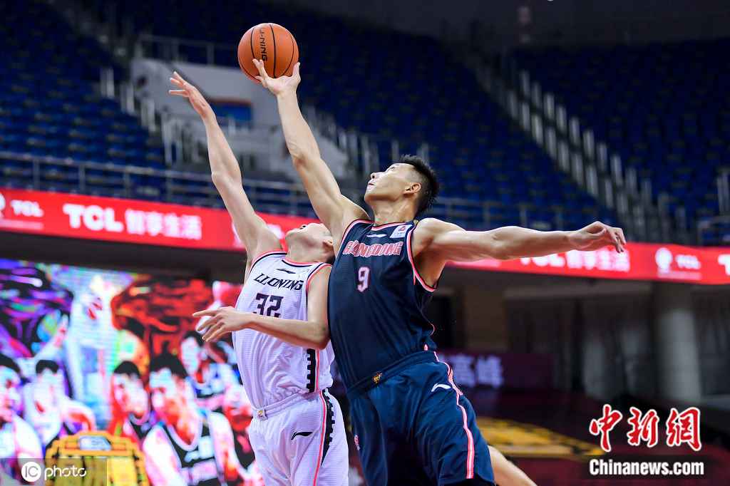 易建联在总决赛比赛中争抢篮板。 图片来源：ICphoto