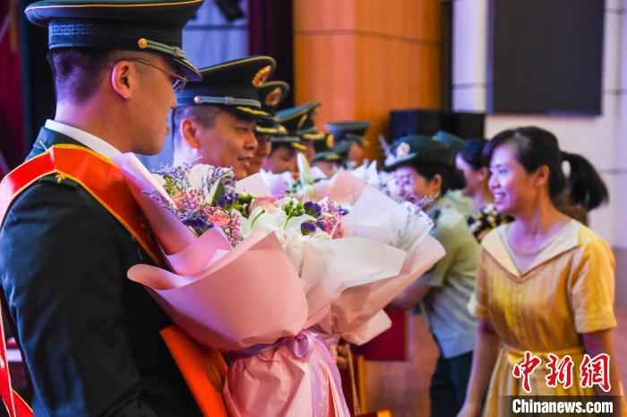 光荣退役：这一刻，家人和战友共同见证