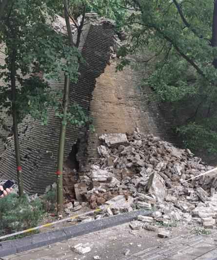 河北保定一段明代古城墙因暴雨发生垮塌