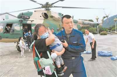 再闯水上孤岛 第77集团军某旅救援机组转运受灾