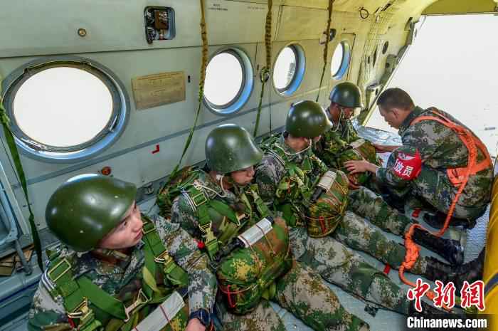 海拔4000米，西藏军区组织成建制伞降训练！