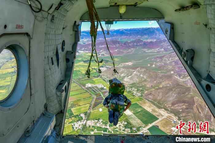 海拔4000米，西藏军区组织成建制伞降训练！
