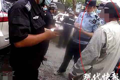 六旬老汉公交车上伸“咸猪手” 被一群乘客截住