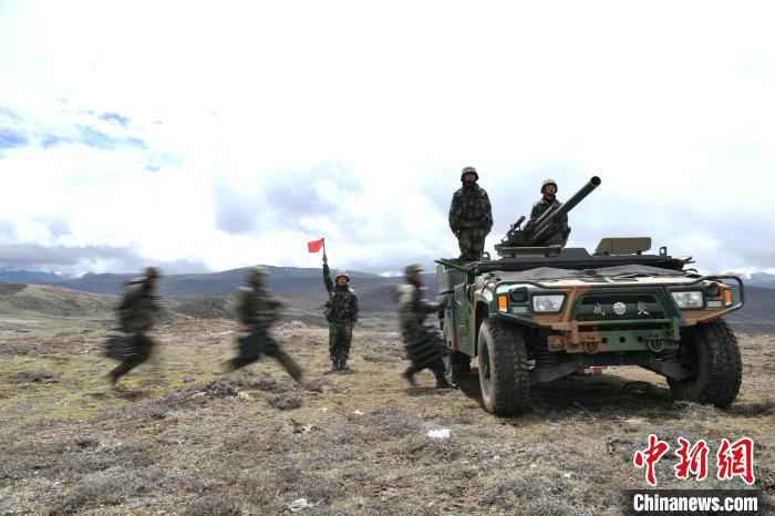 西藏军区边防某团组织实战化综合演练