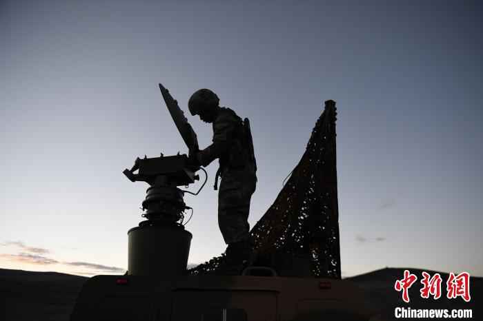 西藏军区边防某团组织实战化综合演练