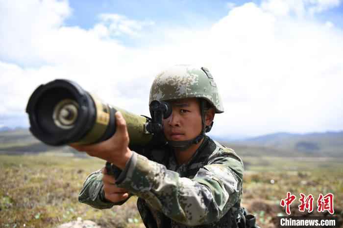 西藏军区边防某团组织实战化综合演练