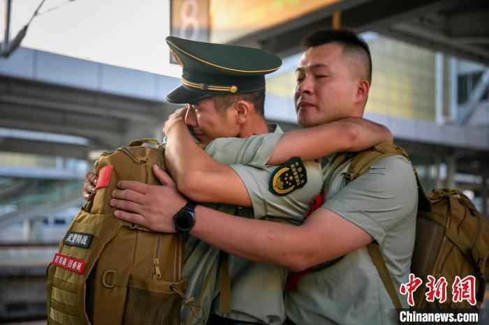 退伍季：当列车徐徐驶出 硬汉瞬间成“泪人”