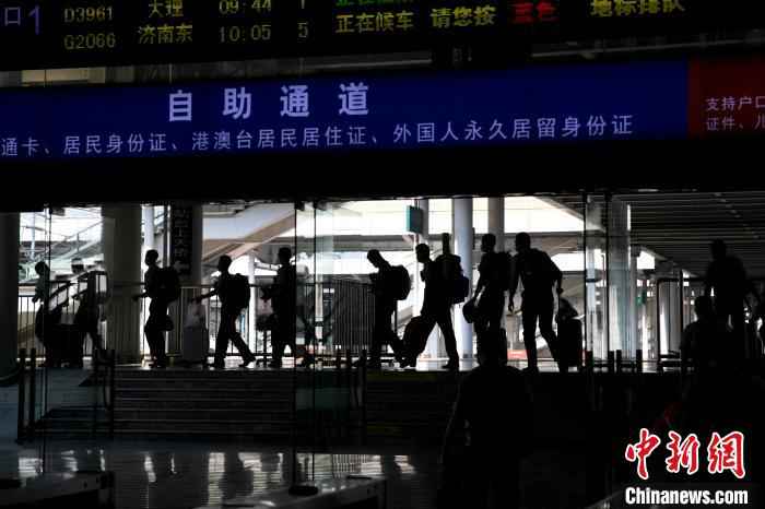 退伍季：当列车徐徐驶出 硬汉瞬间成“泪人”