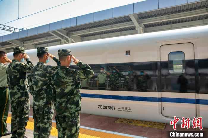 退伍季：当列车徐徐驶出 硬汉瞬间成“泪人”