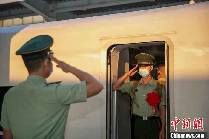 退伍季：当列车徐徐驶出 硬汉瞬间成“泪人”