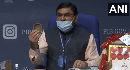 印度推出牛粪“芯片”：减少手机辐射 还预防疾